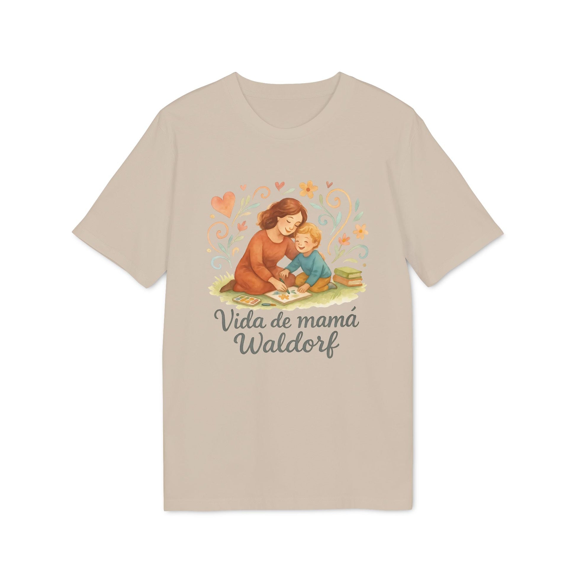 Vida Mama Waldorf Sustainable Unisex Tee beige con ilustración de mamá e hijo leyendo, texto "Vida de mamá Waldorf"
