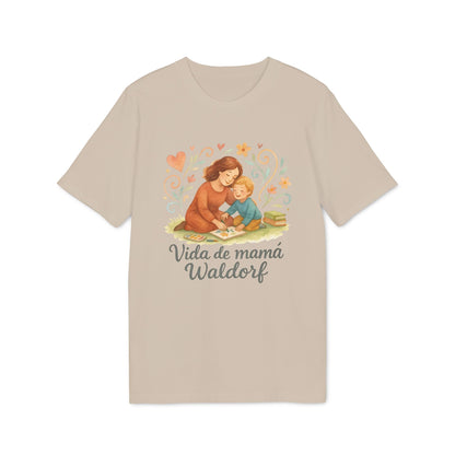 Vida Mama Waldorf Sustainable Unisex Tee beige con ilustración de mamá e hijo leyendo, texto "Vida de mamá Waldorf"