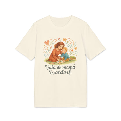 Vida Mama Waldorf Sustainable Unisex Tee color crema con ilustración de mamá y niño leyendo y texto "Vida de mamá Waldorf"