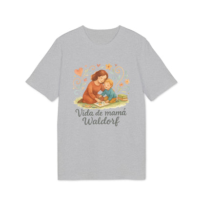Alt Tag: Vida Mama Waldorf Sustainable Unisex Tee camiseta unisex gris con ilustración madre e hijo leyendo y texto "Vida de mamá Waldorf"
