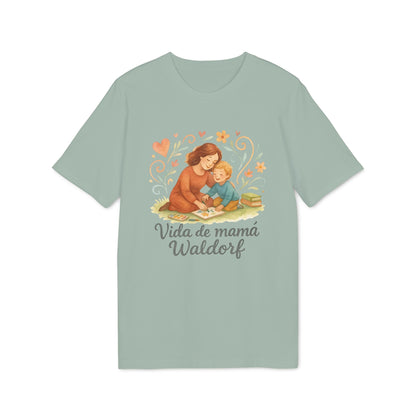 Alt Tag: Vida Mama Waldorf Sustainable Unisex Tee camiseta verde salvia con ilustración madre e hijo y texto “Vida de mamá Waldorf”