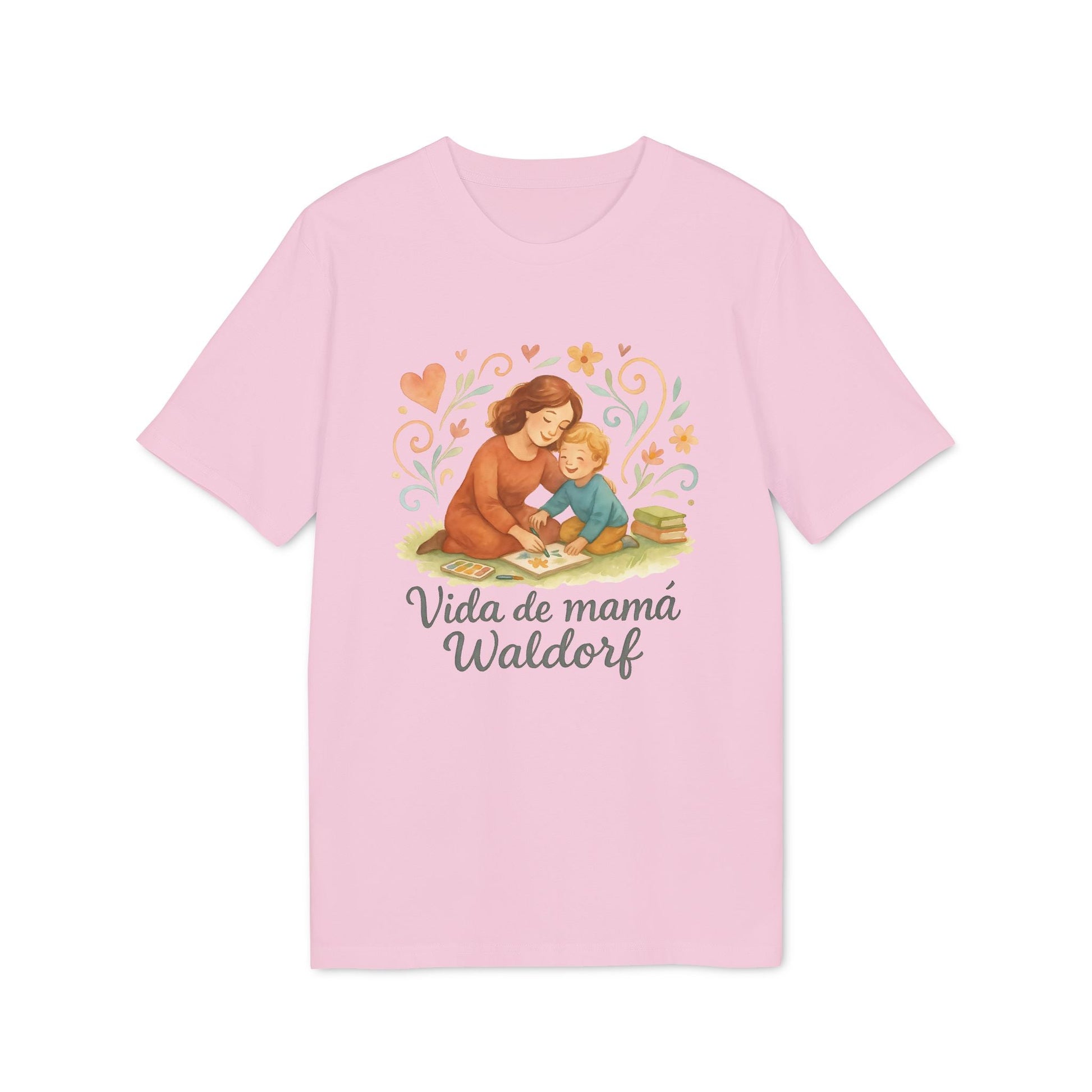 Vida Mama Waldorf Sustainable Unisex Tee camiseta rosa con ilustración de mamá e hijo y texto “Vida de mamá Waldorf”