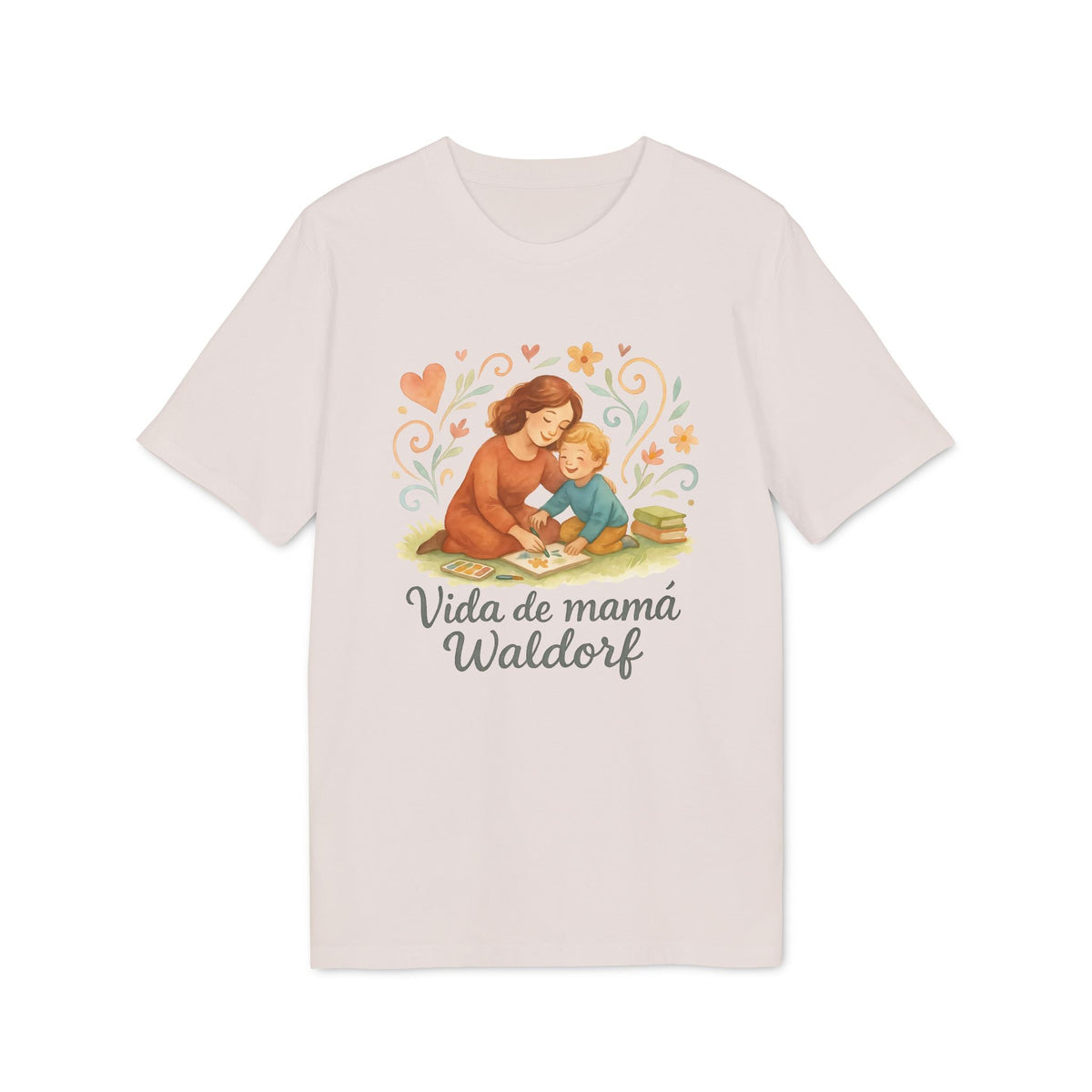 Vida Mama Waldorf Sustainable Unisex Tee camiseta unisex sostenible beige con ilustración mamá y niño leyendo, texto “Vida de mamá Waldorf”