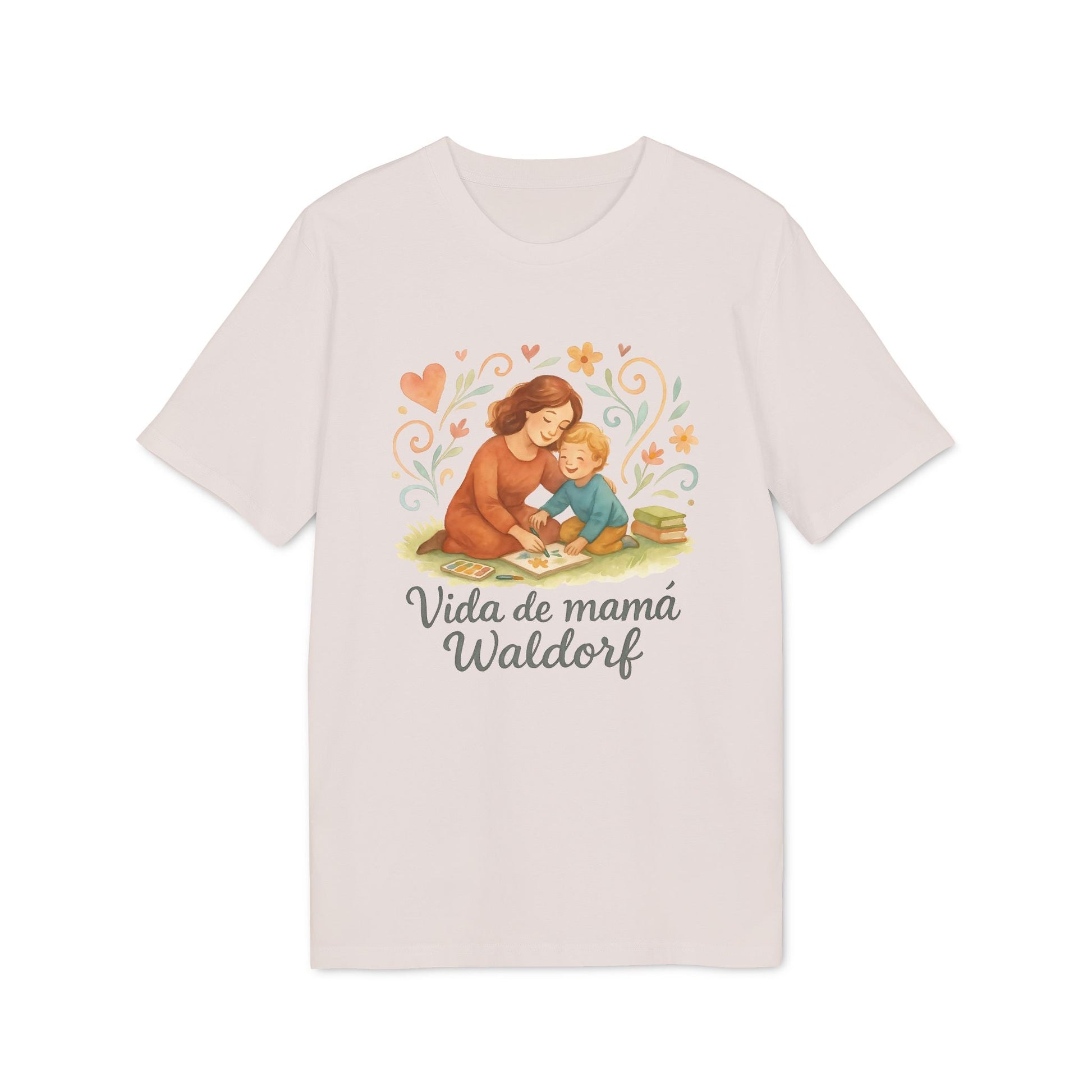Vida Mama Waldorf Sustainable Unisex Tee camiseta unisex sostenible beige con ilustración mamá y niño leyendo, texto “Vida de mamá Waldorf”
