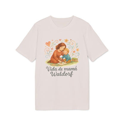 Vida Mama Waldorf Sustainable Unisex Tee camiseta unisex sostenible beige con ilustración mamá y niño leyendo, texto “Vida de mamá Waldorf”