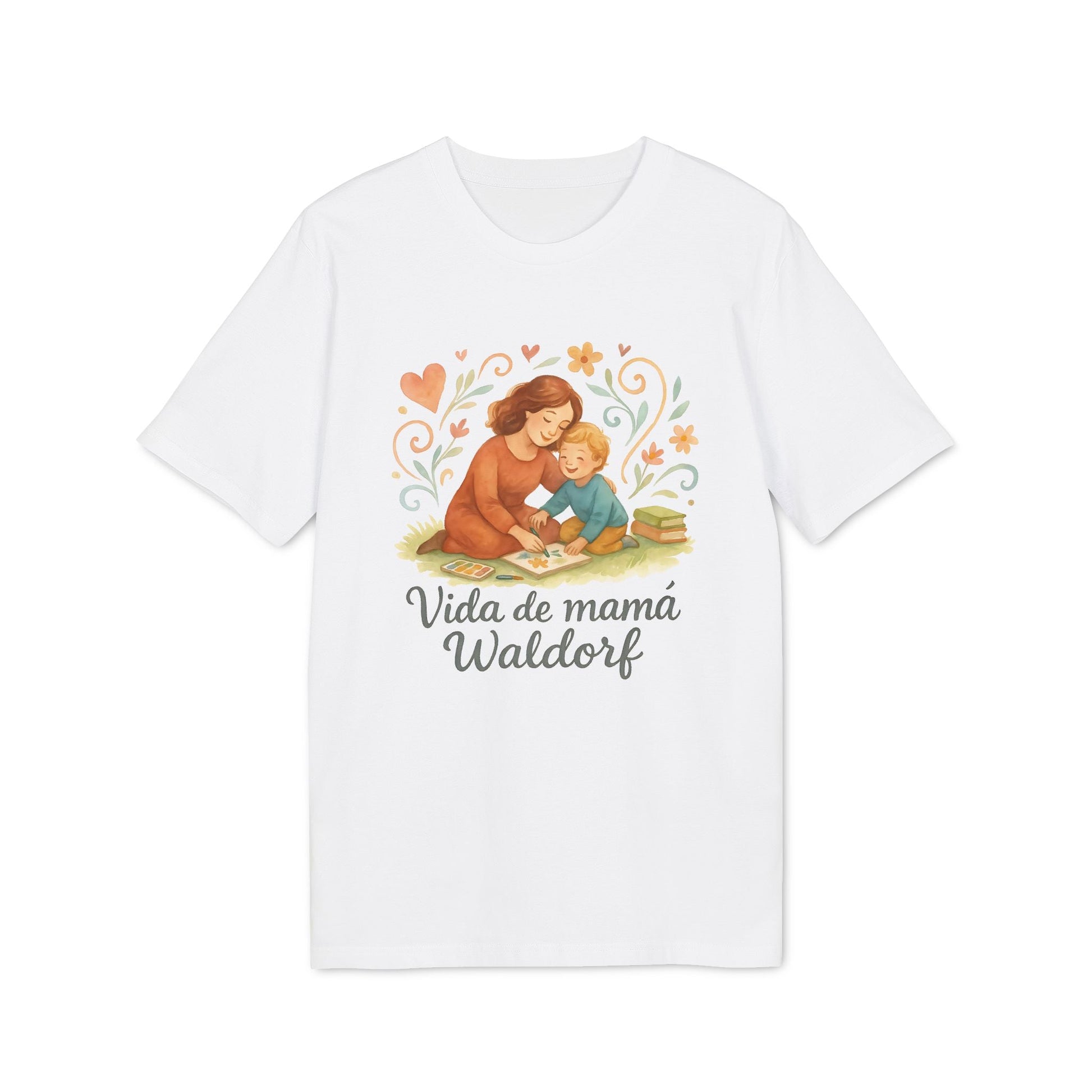 Alt Tag: Vida Mama Waldorf Sustainable Unisex Tee blanca con ilustración de mamá e hijo leyendo, flores y texto “Vida de mamá Waldorf”