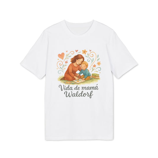 Alt Tag: Vida Mama Waldorf Sustainable Unisex Tee blanca con ilustración de mamá e hijo leyendo, flores y texto “Vida de mamá Waldorf”