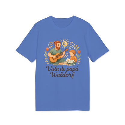 Alt Tag: Vida Papa Waldorf Sustainable Unisex Tee azul con ilustración de padre e hijo tocando guitarra y leyendo, texto “Vida de papá Waldorf”