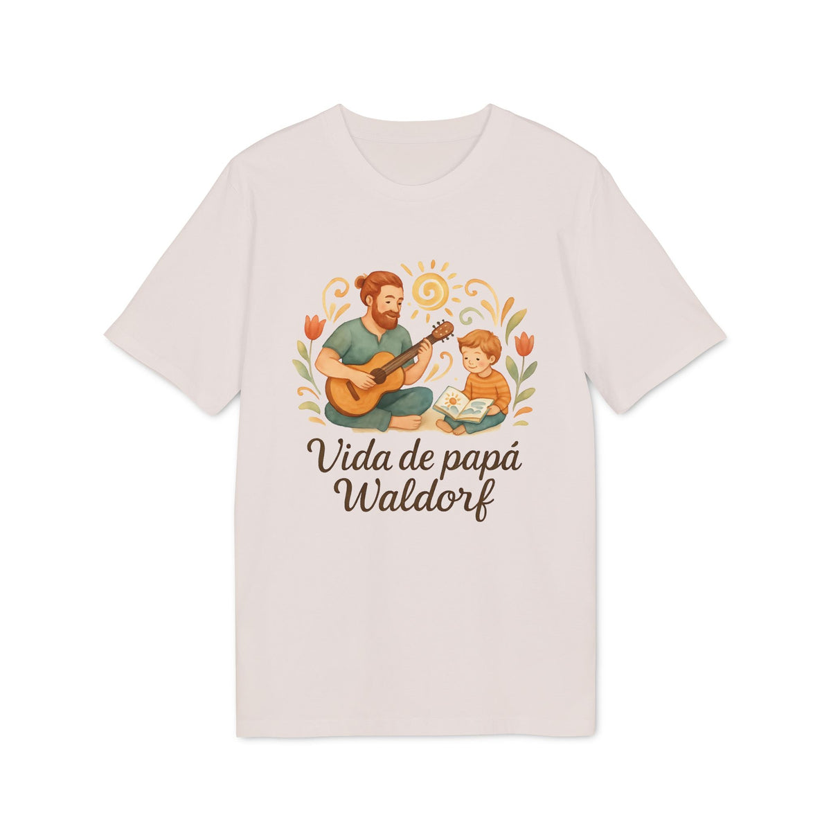 Alt Tag: Vida Papa Waldorf Sustainable Unisex Tee con ilustración de papá tocando guitarra y niño leyendo, texto “Vida de papá Waldorf”