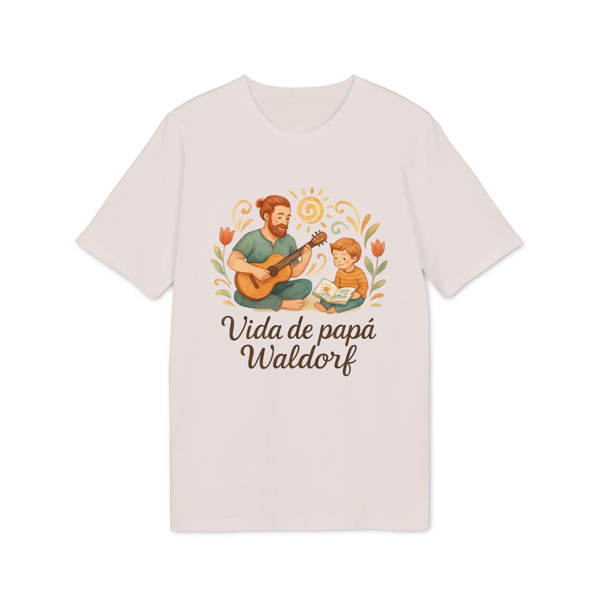 Alt Tag: Vida Papa Waldorf Sustainable Unisex Tee con ilustración de papá tocando guitarra y niño leyendo, texto “Vida de papá Waldorf”