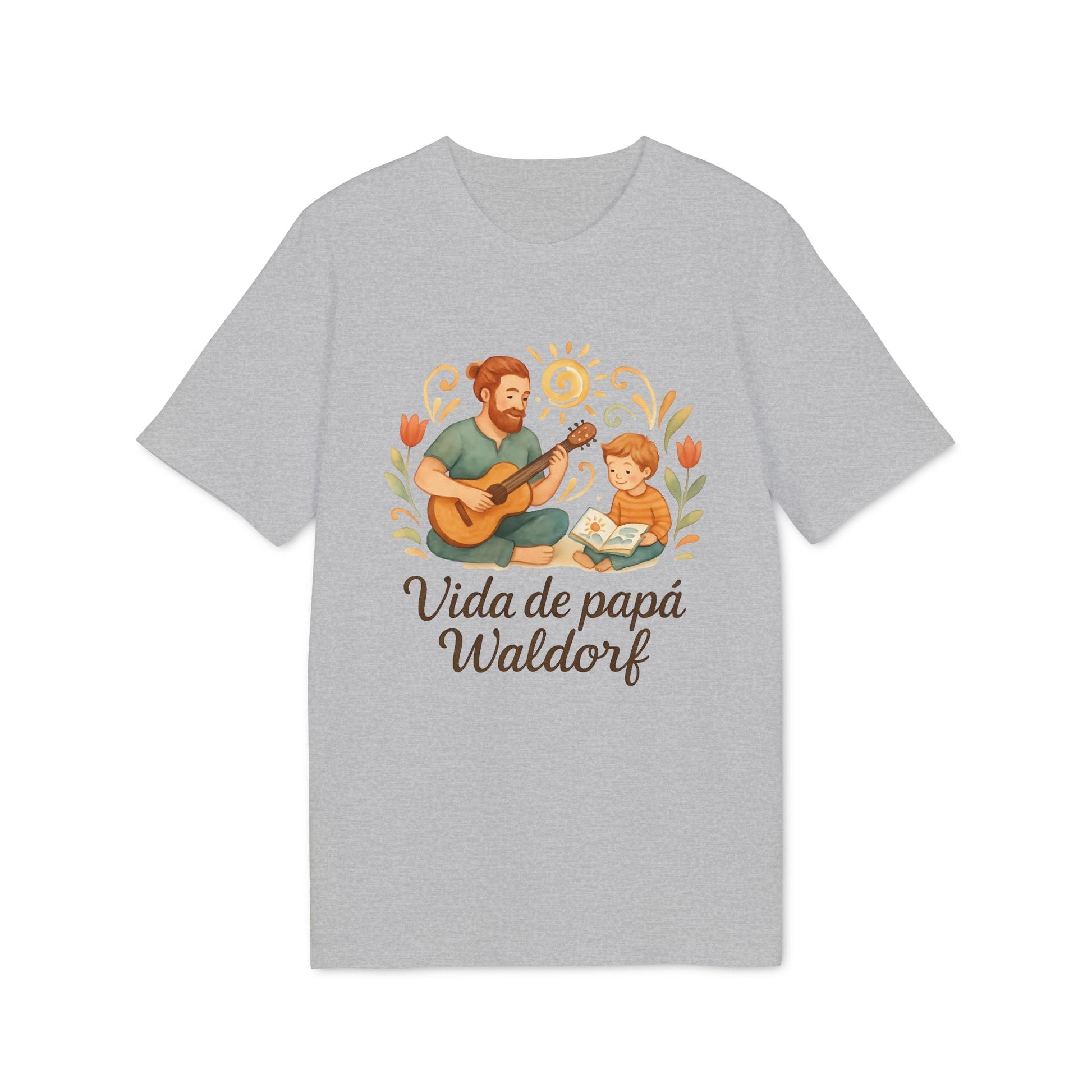 Alt Tag: Vida Papa Waldorf Sustainable Unisex Tee gris con ilustración de papá tocando guitarra y niño leyendo, texto “Vida de papá Waldorf”