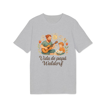 Alt Tag: Vida Papa Waldorf Sustainable Unisex Tee gris con ilustración de papá tocando guitarra y niño leyendo, texto “Vida de papá Waldorf”