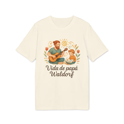 Alt Tag: Vida Papa Waldorf Sustainable Unisex Tee crema con ilustración de papá tocando guitarra y niño leyendo, texto “Vida de papá Waldorf”