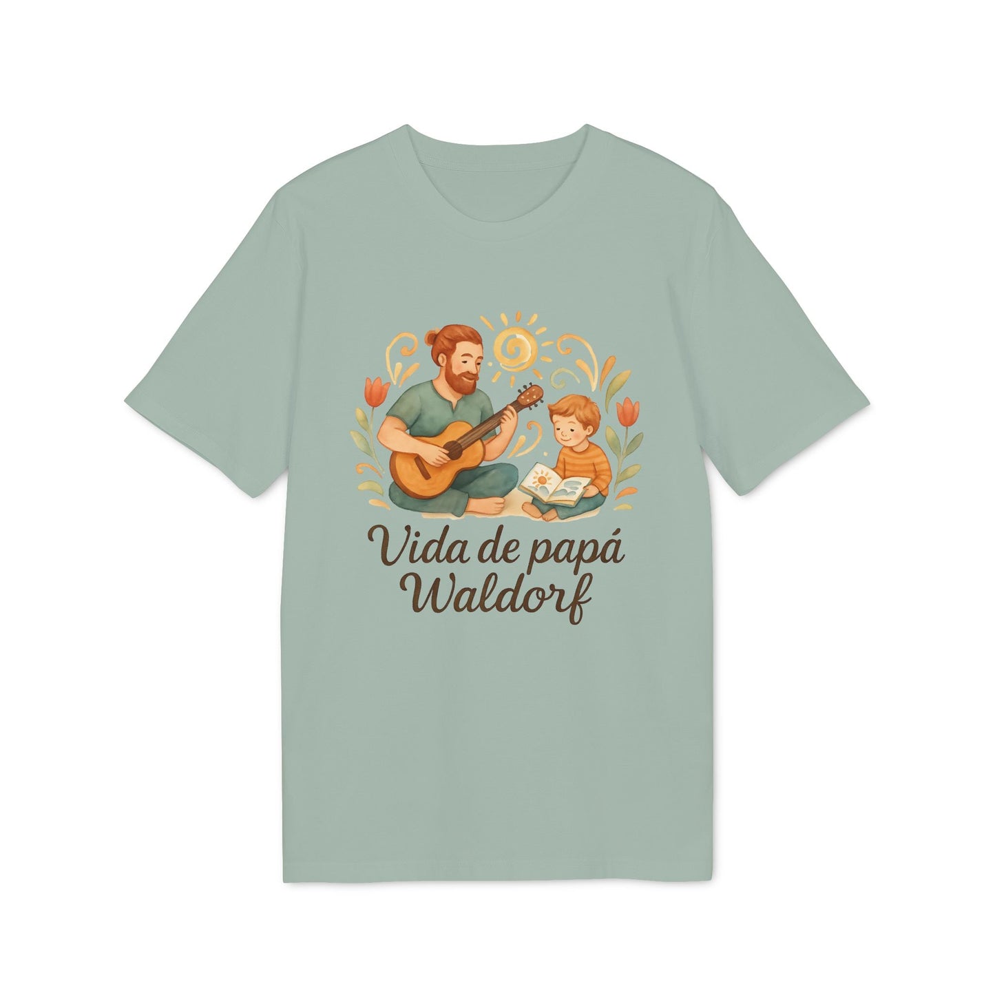 Alt Tag: Vida Papa Waldorf Sustainable Unisex Tee en verde salvia con ilustración de papá tocando guitarra y niño leyendo, texto “Vida de papá Waldorf”