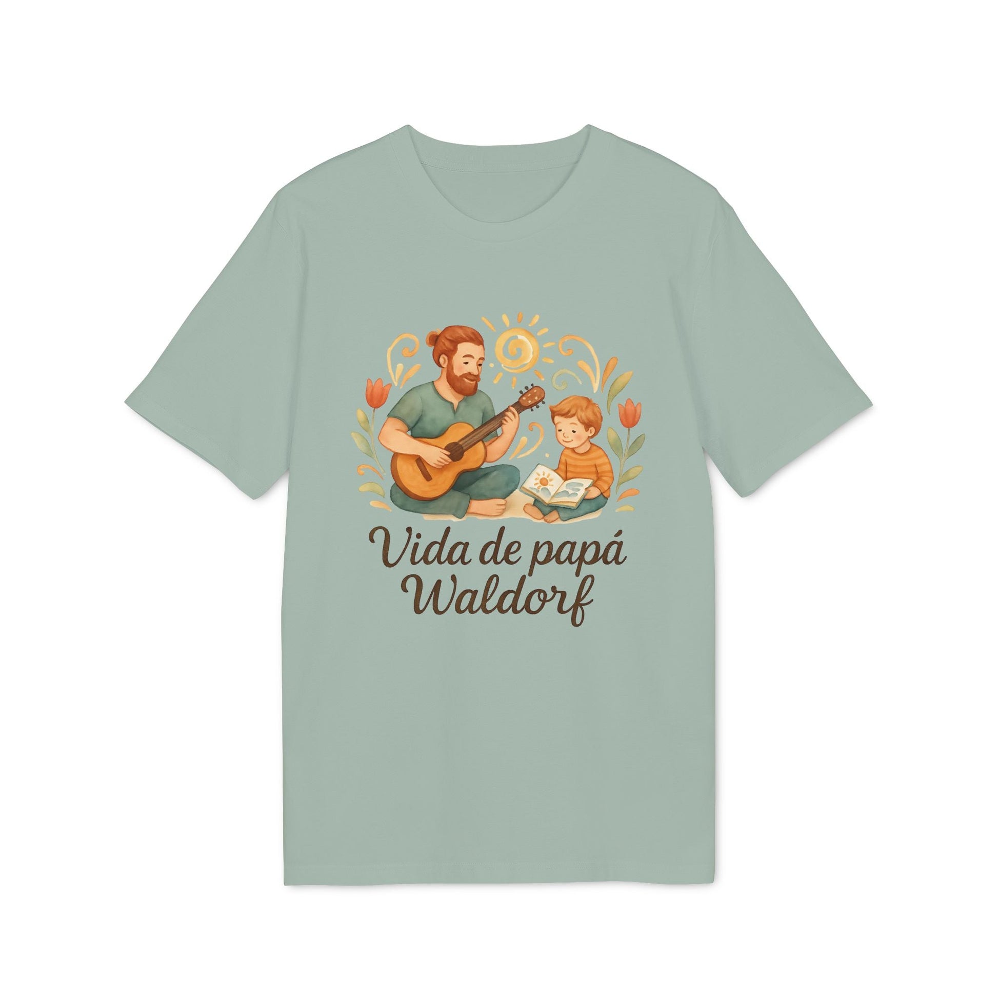 Alt Tag: Vida Papa Waldorf Sustainable Unisex Tee en verde salvia con ilustración de papá tocando guitarra y niño leyendo, texto “Vida de papá Waldorf”