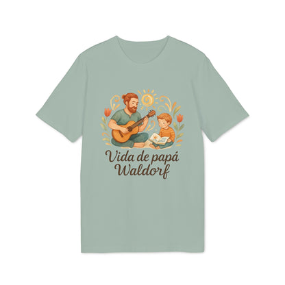 Alt Tag: Vida Papa Waldorf Sustainable Unisex Tee en verde salvia con ilustración de papá tocando guitarra y niño leyendo, texto “Vida de papá Waldorf”
