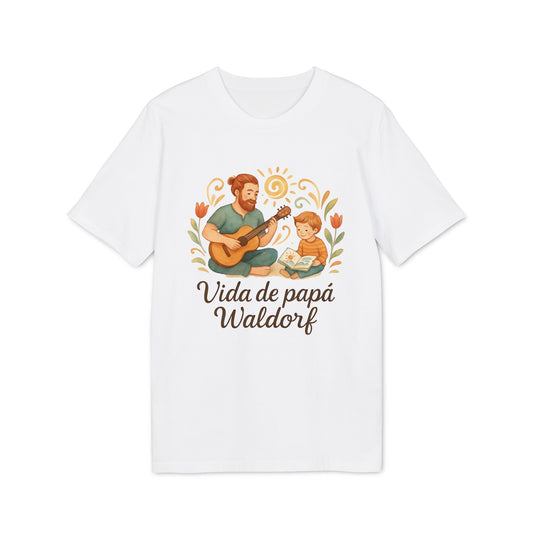Alt Tag: Vida Papa Waldorf Sustainable Unisex Tee camiseta blanca unisex con ilustración de papá tocando guitarra y niño leyendo