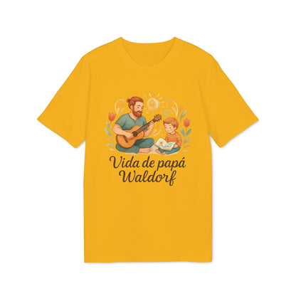 Vida Papa Waldorf Sustainable Unisex Tee camiseta unisex amarilla con ilustración de papá tocando guitarra y niño leyendo, texto “Vida de papá Waldorf”