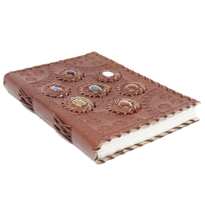 Alt Tag: Vintage Leather Chakra Notebook – 22.5x15 CM, cuaderno artesanal de cuero vintage con piedras decorativas en la portada