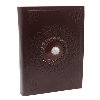 Alt Tag: Vintage Leather Moonstone Notebook – 17x12 CM, cuaderno de cuero marrón con relieve y piedra luna en la portada