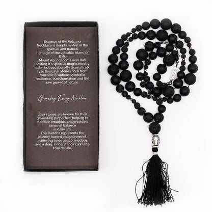 Volcanic Bead Necklace – Grounding Energy, collar largo de cuentas negras de piedra volcánica con borla y caja de regalo