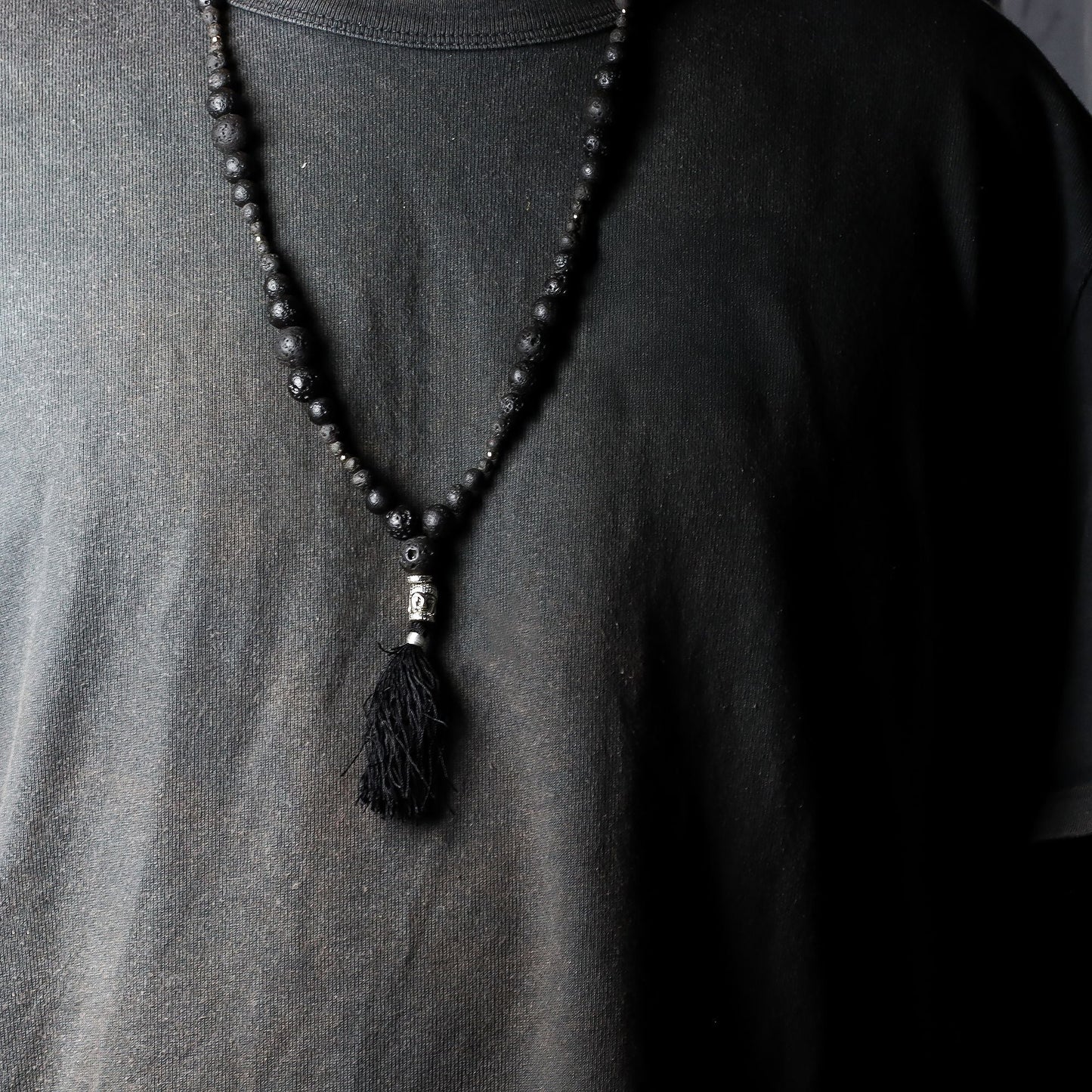 Volcanic Bead Necklace – Grounding Energy, collar artesanal de cuentas volcánicas negras con borla, largo aprox. 42 cm