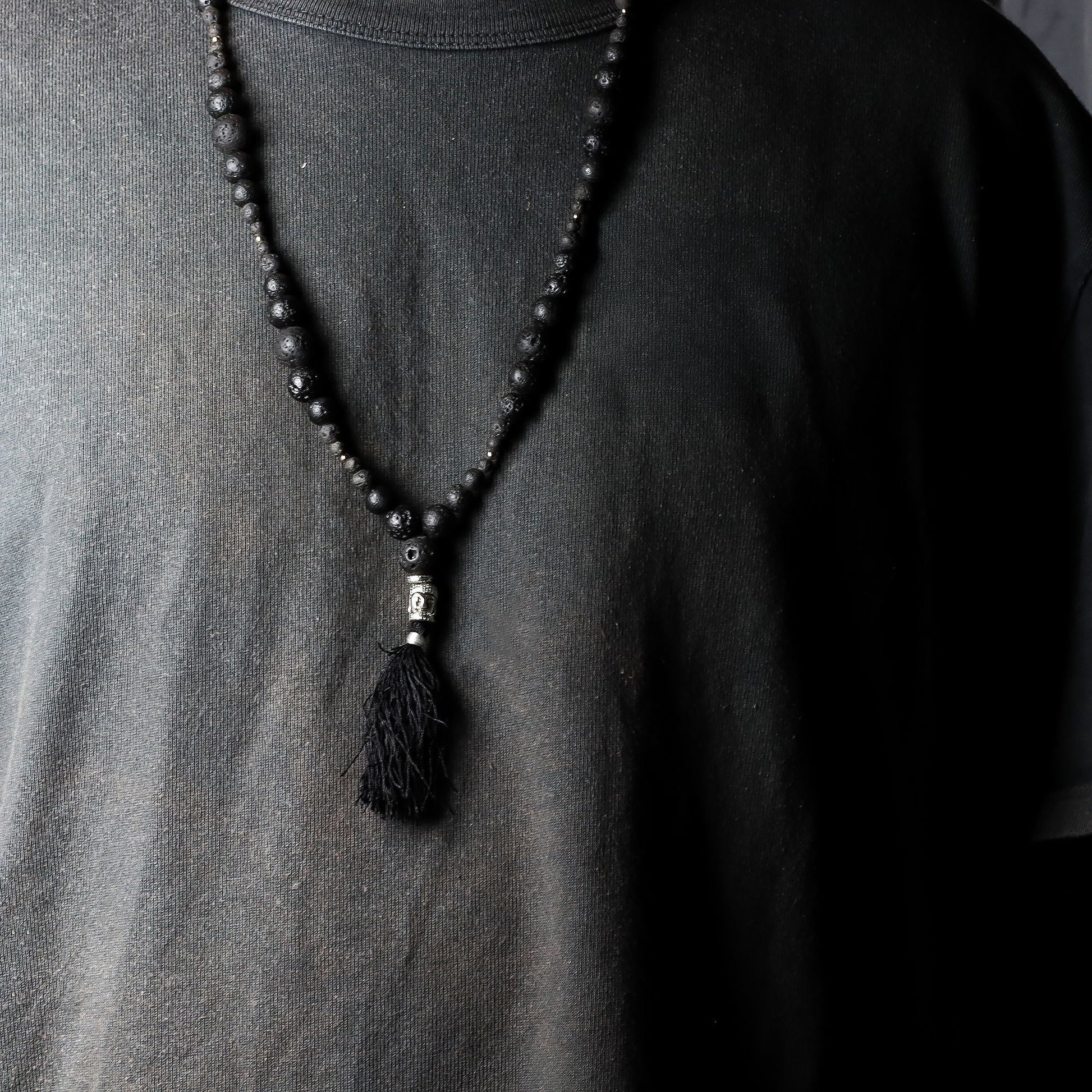 Volcanic Bead Necklace – Grounding Energy, collar artesanal de cuentas volcánicas negras con borla, largo aprox. 42 cm