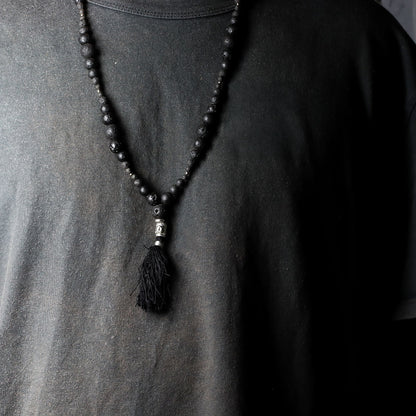 Volcanic Bead Necklace – Grounding Energy, collar artesanal de cuentas volcánicas negras con borla, largo aprox. 42 cm
