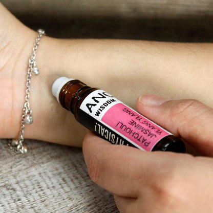 Alt-Tag: Wake-Up Roll-On ätherische Ölmischung – 10ML Roll-on, auf das Handgelenk aufgetragen, zitrisches ätherisches Öl in 10-ml-Bernsteinflasche