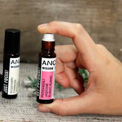 Alt-Tag: Wake-Up Roll-On Essential Oil Blend – 10-ml-Roll-on-Flasche in der Hand gehalten, Zitrus-ätherische-Ölmischung mit Vitamin E und Weizenkeimöl