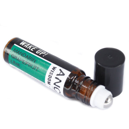 Alt-Tag: Wake-Up Roll-On Essential Oil Blend – 10-ml-Roll-on-Flasche mit Etikett für ätherische Öle aus Mandarine, Grapefruit und Limette