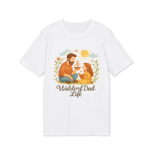 Waldorf Dad Life 100% Organic Cotton T-Shirt blanca con ilustración de papá e hija jugando, sol y plantas, texto “Waldorf Dad Life”
