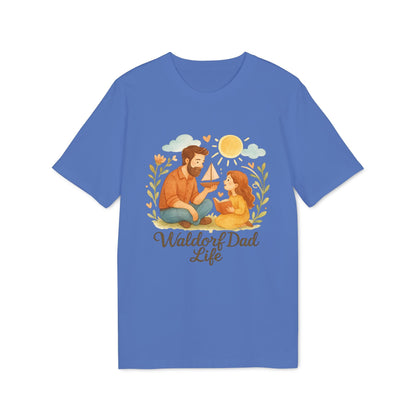 Waldorf Dad Life 100% Organic Cotton T-Shirt azul con ilustración de papá e hija sentados bajo el sol y el texto "Waldorf Dad Life"