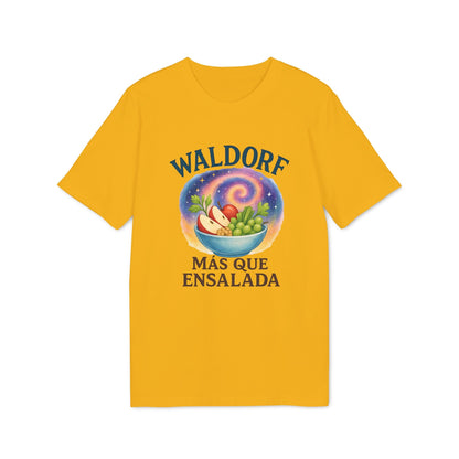 Waldorf Mas Que Ensalada Organica Premium Unisex T-Shirt amarilla con ilustración de ensalada Waldorf y texto “Más que ensalada”