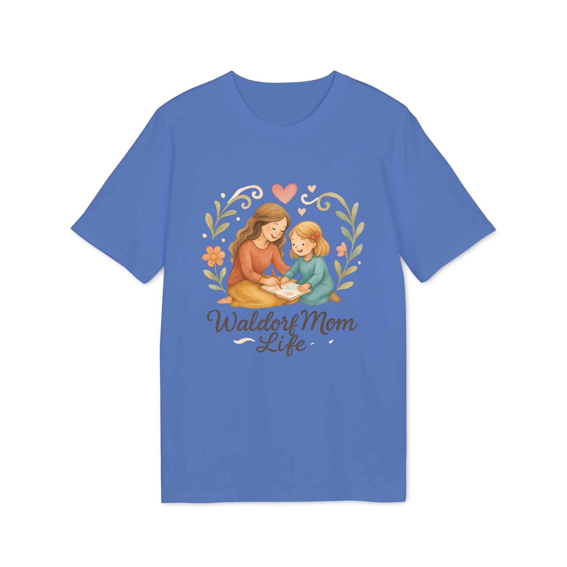 Alt Tag: Waldorf Mom Life 100% Organic Cotton T-Shirt azul con ilustración de mamá y niña leyendo, detalle del diseño frontal