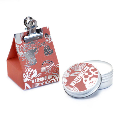 Watermelon Vegan Lip Balm – 12G en lata metálica con tapa, junto a caja roja con clip, aroma a sandía y manteca de karité