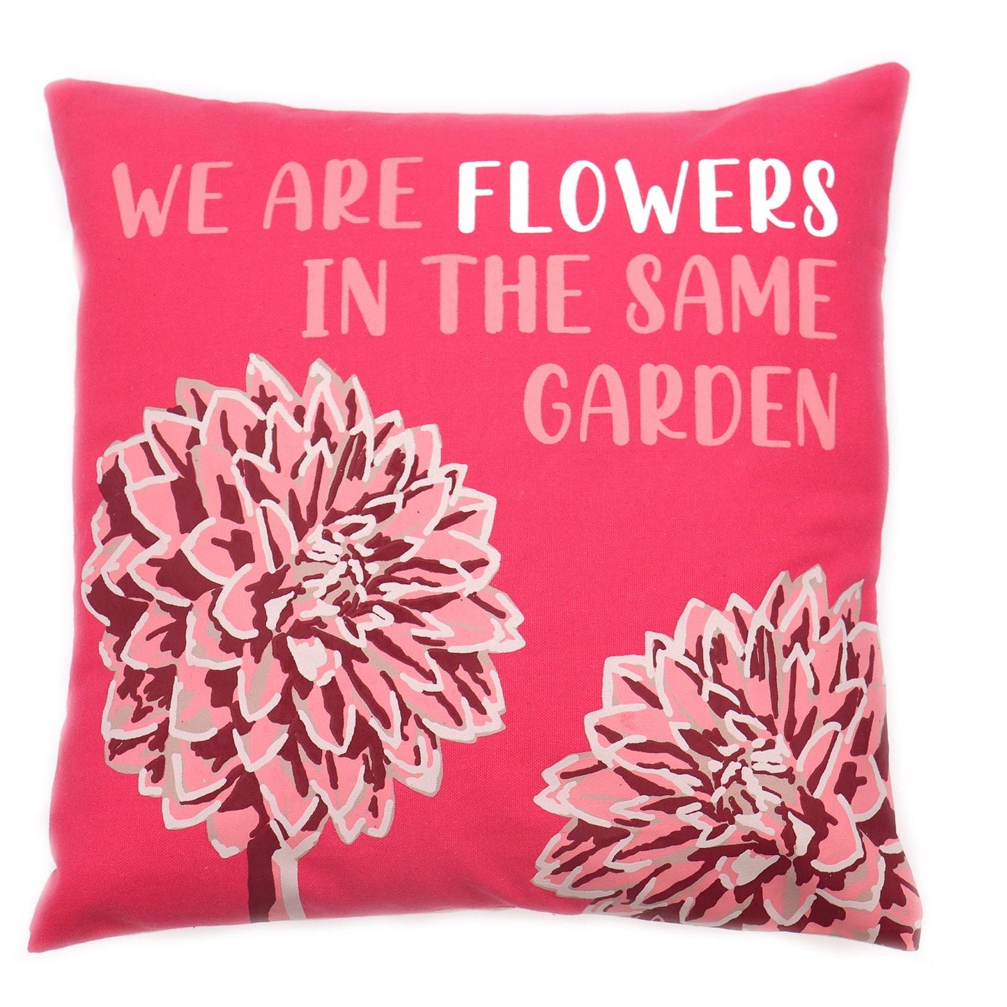 Olive Poem Cotton Cushion Cover – 45x45 CM, funda de algodón rosa con flores ilustradas y texto “WE ARE FLOWERS IN THE SAME GARDEN”