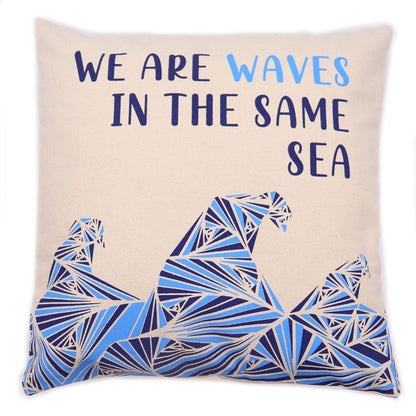 Blått örngott i bomull med dikt – 45x45 CM med citatet "We Are Waves In The Same Sea" och blått geometriskt vågmönster