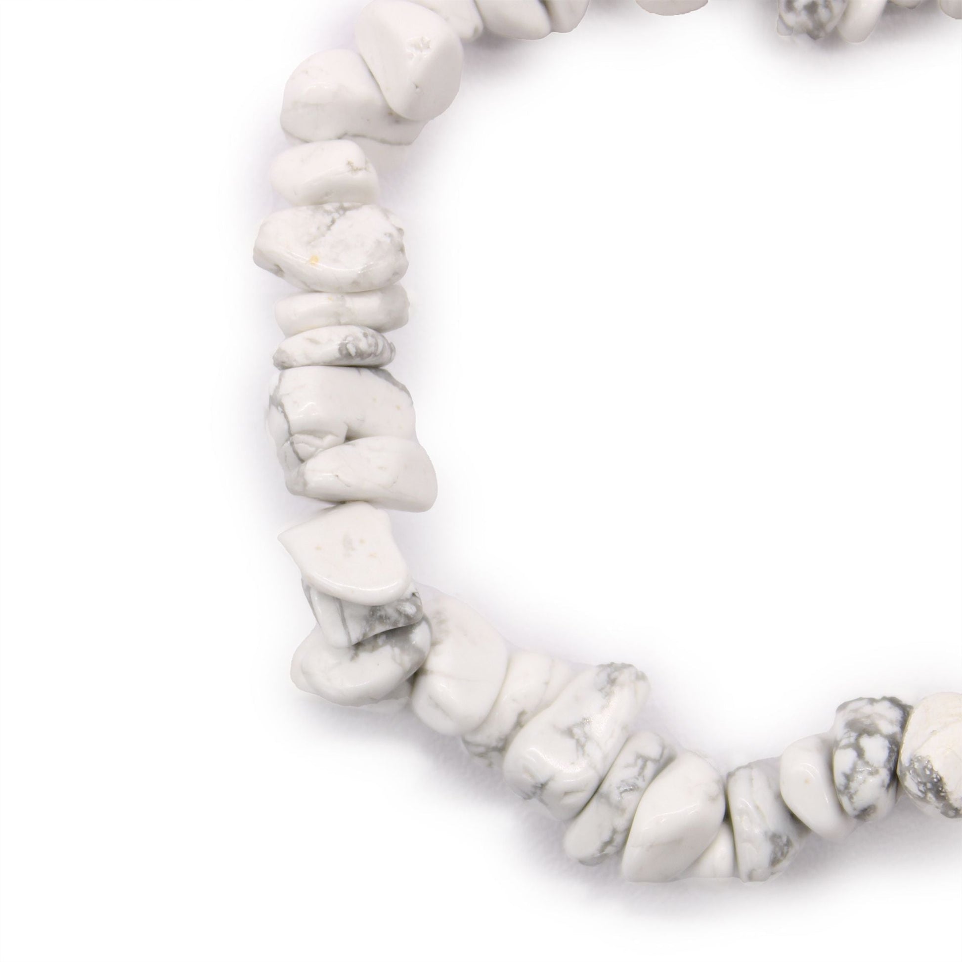 Alt Tag: Vit jaspis chipstone-armband – Armband med chipstonepärlor i natursten med vit marmorerade naturstenar på vit bakgrund