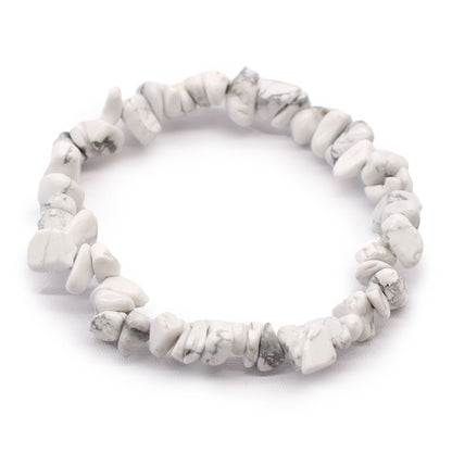 Alt-tag: White Jasper Chipstone Bracelet – natursten, vitt chipstone-armband med pärlor och grå ådring mot vit bakgrund