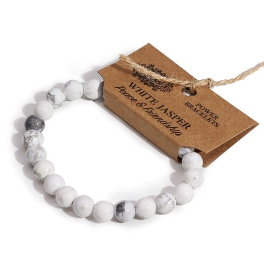 Alt-Tag: Armband aus weißem Jaspis – elastisches Armband mit 8-mm-Perlen aus weißem Edelstein, mit Kraftpapier-Etikett vor weißem Hintergrund