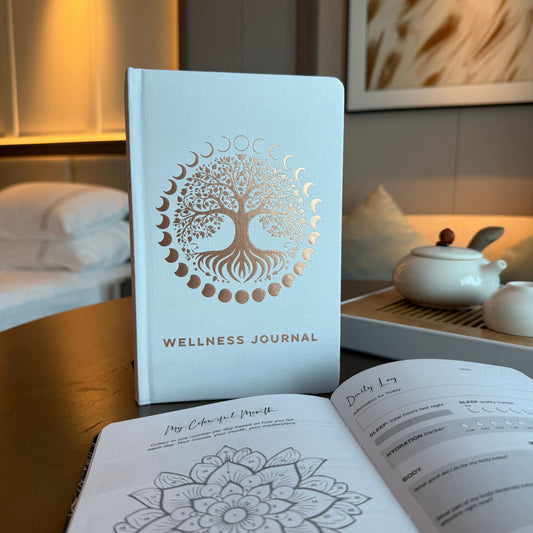 White Wellness Journal – 120 sidor – White Wellness Journal med roséguldfärgat Tree of Life-motiv på omslaget på skrivbordet, öppna sidor
