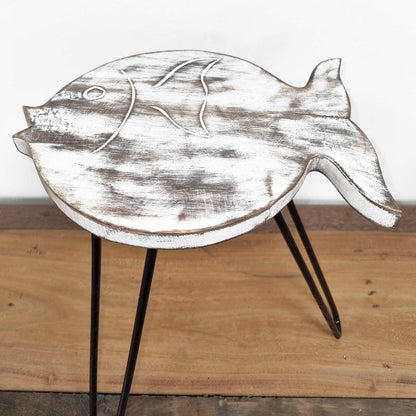 Vitkalkat fiskställ i albasia-trä – 26x19,5x37 CM, handgjort vitkalkat fiskställ i trä med svarta ben i metall