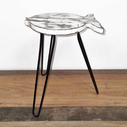 Alt Tag: Whitewash Albasia Wood Fish Stand – 26x19.5x37 CM, sidobord med vit fiskformad bordsskiva och svarta metallben