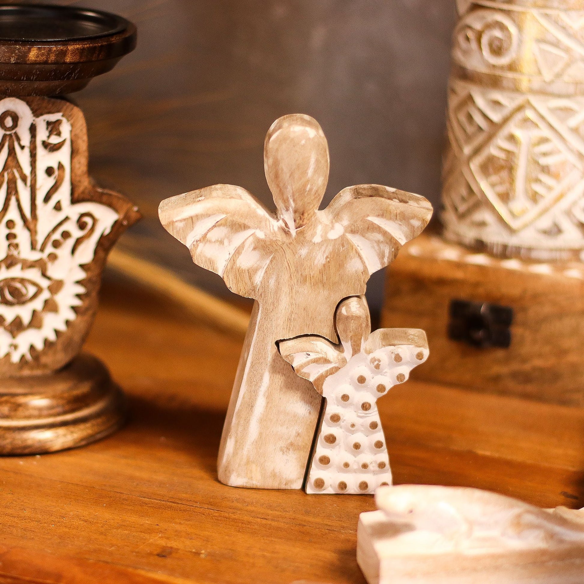 Figurita doble de ángel en madera de mango con acabado whitewash – 15 CM, decoración de ángeles tallada en madera de mango natural con acabado whitewash para colocar sobre una mesa de madera