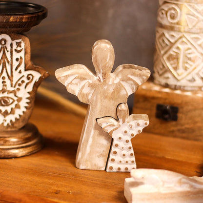 Figurita doble de ángel en madera de mango con acabado whitewash – 15 CM, decoración de ángeles tallada en madera de mango natural con acabado whitewash para colocar sobre una mesa de madera