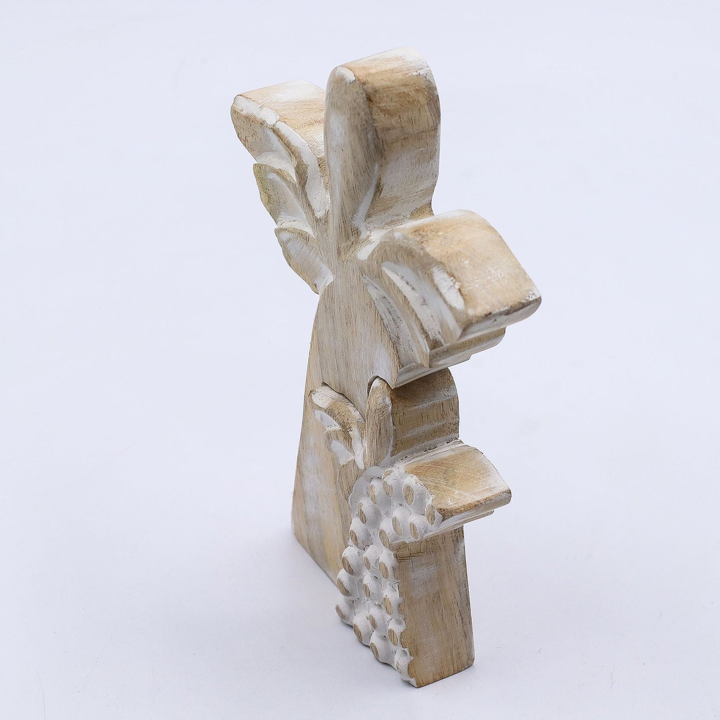 Alt Tag: Figurita doble de ángel en madera de mango con acabado whitewash – 15 CM, decoración de ángel alta tallada en madera de mango con acabado whitewash, vista lateral