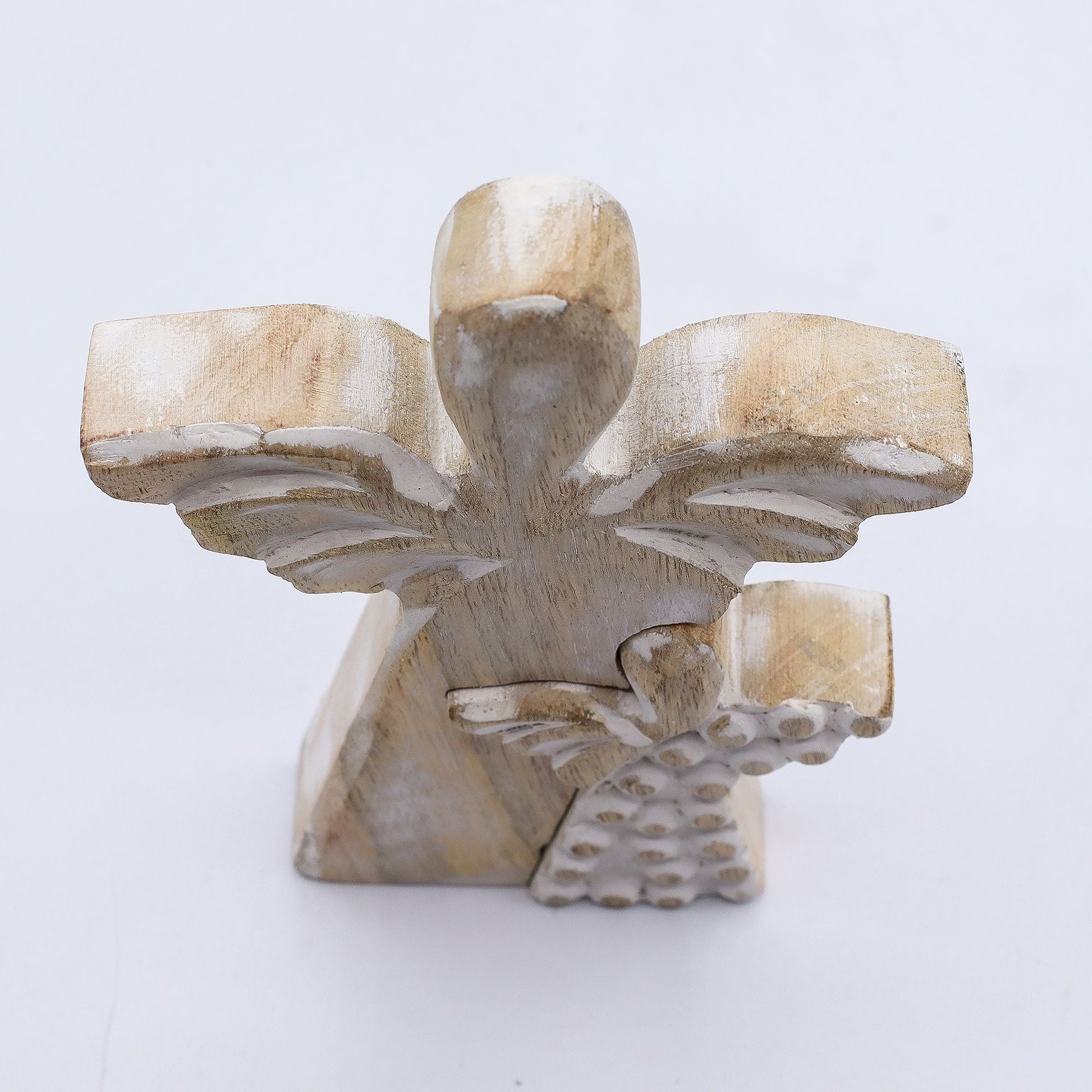 Alt Tag: Figurita Doble de Ángel en Madera de Mango Blanqueada – 15 CM, primer plano de estatua decorativa para el hogar de doble ángel en madera de mango blanqueada