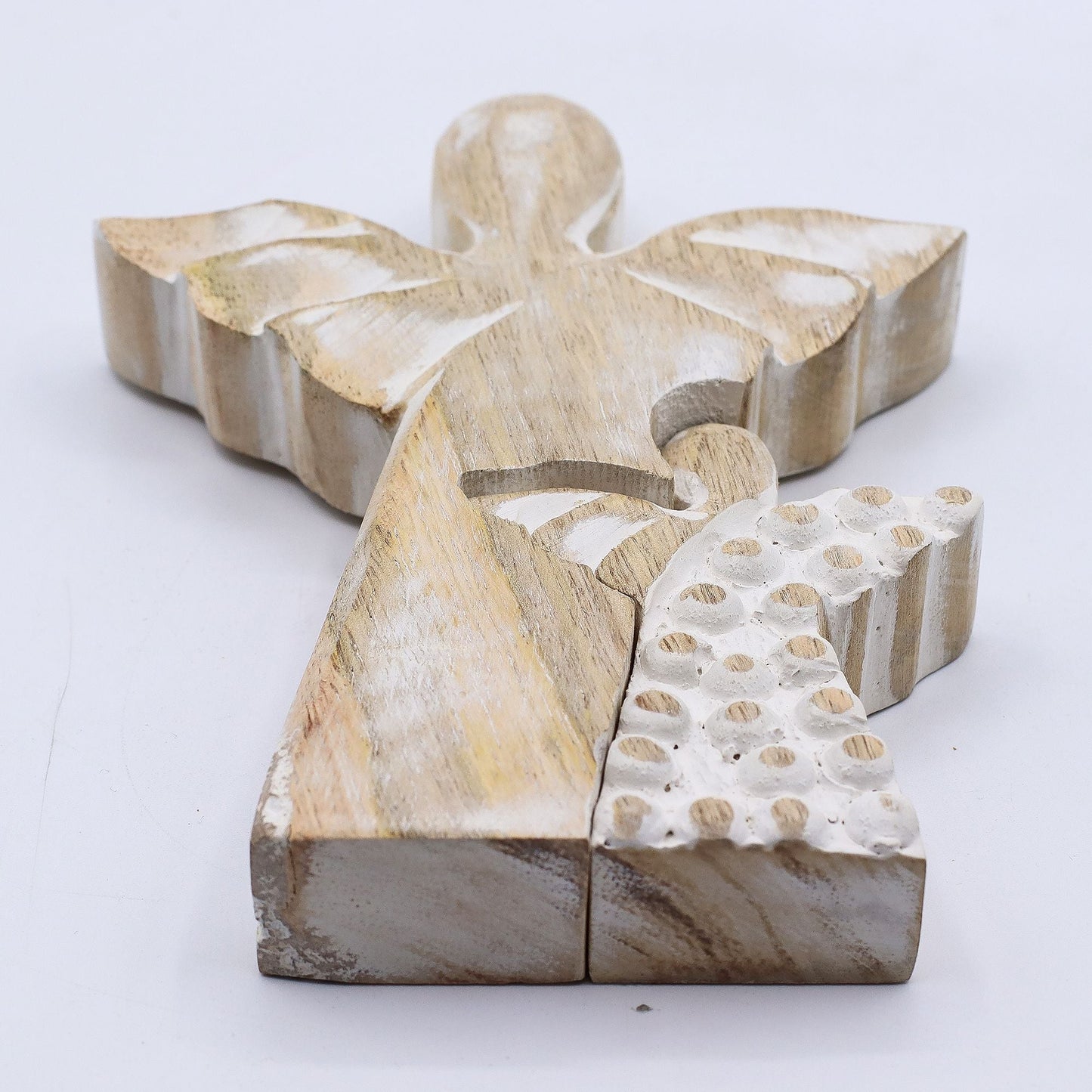 Figura doble de ángel de madera de mango con acabado blanqueado – 15 CM, decoración de ángel en madera de mango tallada con acabado blanqueado, vista de cerca