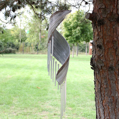 Alt Tag: Whitewashed Coconut Leaf Wind Chimes – 50x13 CM colgando de un árbol en jardín, chimes artesanales de hoja de coco blanqueada